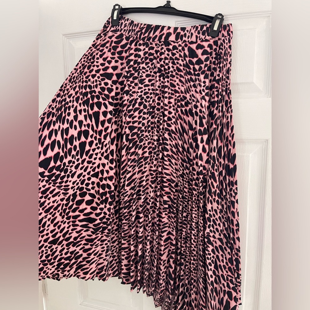 TOPSHOP Pleated skirt leopard print pink/ black/navy.